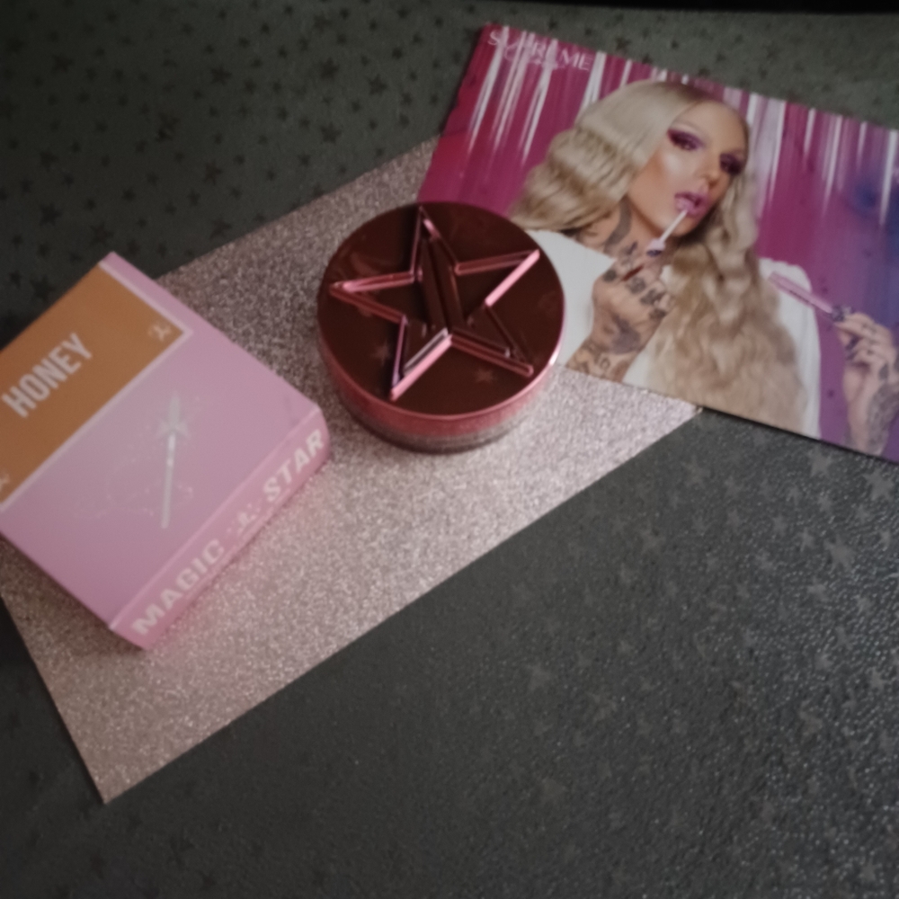 Jeffree star ⭐ setting powder in shade honey 🍯